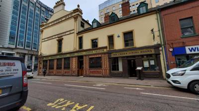 Had a great visit to the Crown Bar.  Oldest pub in Belfast.  Great looking place.  Hit some Guinness and Jameson before 