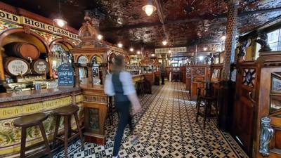 Had a great visit to the Crown Bar.  Oldest pub in Belfast.  Great looking place.  Hit some Guinness and Jameson before 
