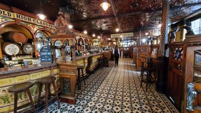 Had a great visit to the Crown Bar.  Oldest pub in Belfast.  Great looking place.  Hit some Guinness and Jameson before 