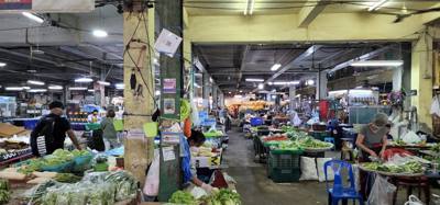 The flower market was our first stop today.  HUGE piles of flowers and very cheap.  Saw a dozen roses for like 50 baht. 