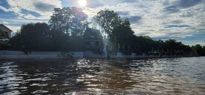 This afternoon started with a canal trip through Bangkok.  Feeding the fish was an experience.  Pretty interesting.  Lot