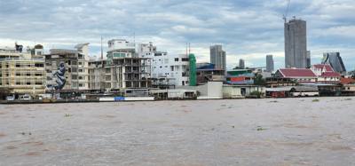 This afternoon started with a canal trip through Bangkok.  Feeding the fish was an experience.  Pretty interesting.  Lot