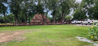 Behind the resort was an old Temple...Wat Chang Lom. Julie and I took a stroll through it within minutes of getting her