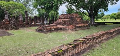 Behind the resort was an old Temple...Wat Chang Lom. Julie and I took a stroll through it within minutes of getting her