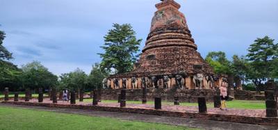 Behind the resort was an old Temple...Wat Chang Lom. Julie and I took a stroll through it within minutes of getting her