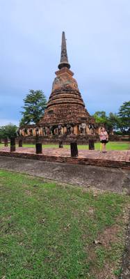 Behind the resort was an old Temple...Wat Chang Lom. Julie and I took a stroll through it within minutes of getting her