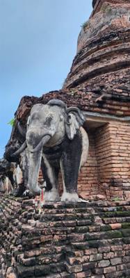 Behind the resort was an old Temple...Wat Chang Lom. Julie and I took a stroll through it within minutes of getting her
