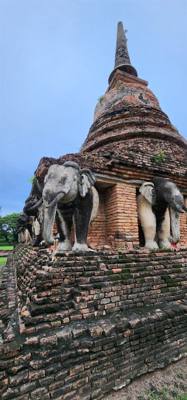 Behind the resort was an old Temple...Wat Chang Lom. Julie and I took a stroll through it within minutes of getting her
