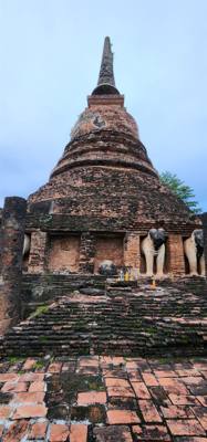 Behind the resort was an old Temple...Wat Chang Lom. Julie and I took a stroll through it within minutes of getting her