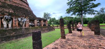 Behind the resort was an old Temple...Wat Chang Lom. Julie and I took a stroll through it within minutes of getting her