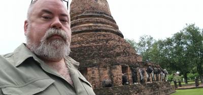 Behind the resort was an old Temple...Wat Chang Lom. Julie and I took a stroll through it within minutes of getting her