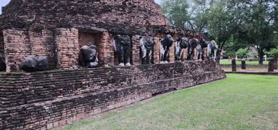 Behind the resort was an old Temple...Wat Chang Lom. Julie and I took a stroll through it within minutes of getting her