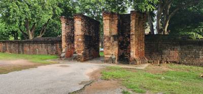 Spent the morning exploring the ruins of old Sukhothai. Several ancient temples. Udom brought us here in the morning b