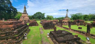 Spent the morning exploring the ruins of old Sukhothai. Several ancient temples. Udom brought us here in the morning b