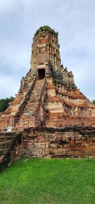 We've gone from the pretty modern temples to the ancient ones.  Losing wars means your temples get destroyed.  The heads