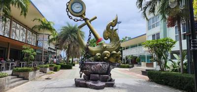 We stopped at Phi Phi Don for lunch.  Great chicken.  Interesting flavors. Then walked around for a bit and got grounded