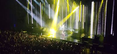 Lenny Kravitz at Dolby Live in Vegas.  Julie got us amazing tickets.  Front row balcony.  The confetti cannon in front o