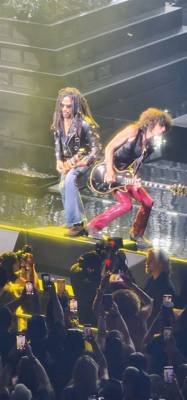 Lenny Kravitz at Dolby Live in Vegas.  Julie got us amazing tickets.  Front row balcony.  The confetti cannon in front o