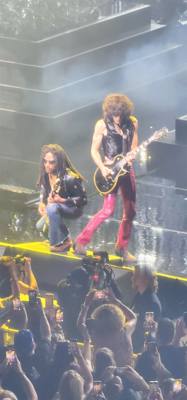 Lenny Kravitz at Dolby Live in Vegas.  Julie got us amazing tickets.  Front row balcony.  The confetti cannon in front o