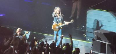 Lenny Kravitz at Dolby Live in Vegas.  Julie got us amazing tickets.  Front row balcony.  The confetti cannon in front o