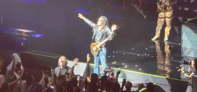 Lenny Kravitz at Dolby Live in Vegas.  Julie got us amazing tickets.  Front row balcony.  The confetti cannon in front o