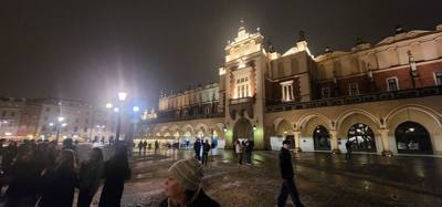 Had to take a stroll after dinner to the Old Town Market Square.  It didn't disappoint...beautiful.