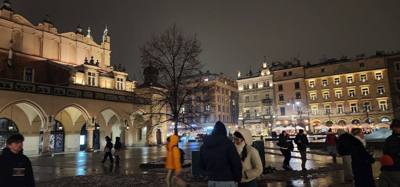 Had to take a stroll after dinner to the Old Town Market Square.  It didn't disappoint...beautiful.