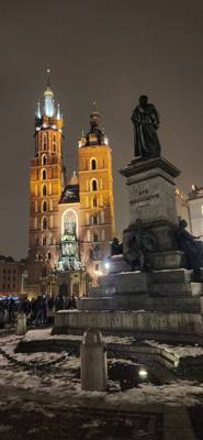 Had to take a stroll after dinner to the Old Town Market Square.  It didn't disappoint...beautiful.