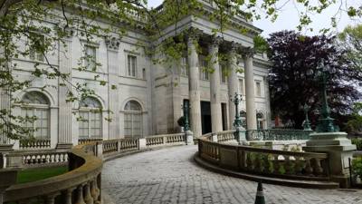 Next up on our mansion extravaganza in Newport was Marble House.  I'll let Julie tell you about it on http://www.getouta