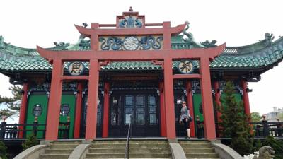 Next up on our mansion extravaganza in Newport was Marble House.  I'll let Julie tell you about it on http://www.getouta